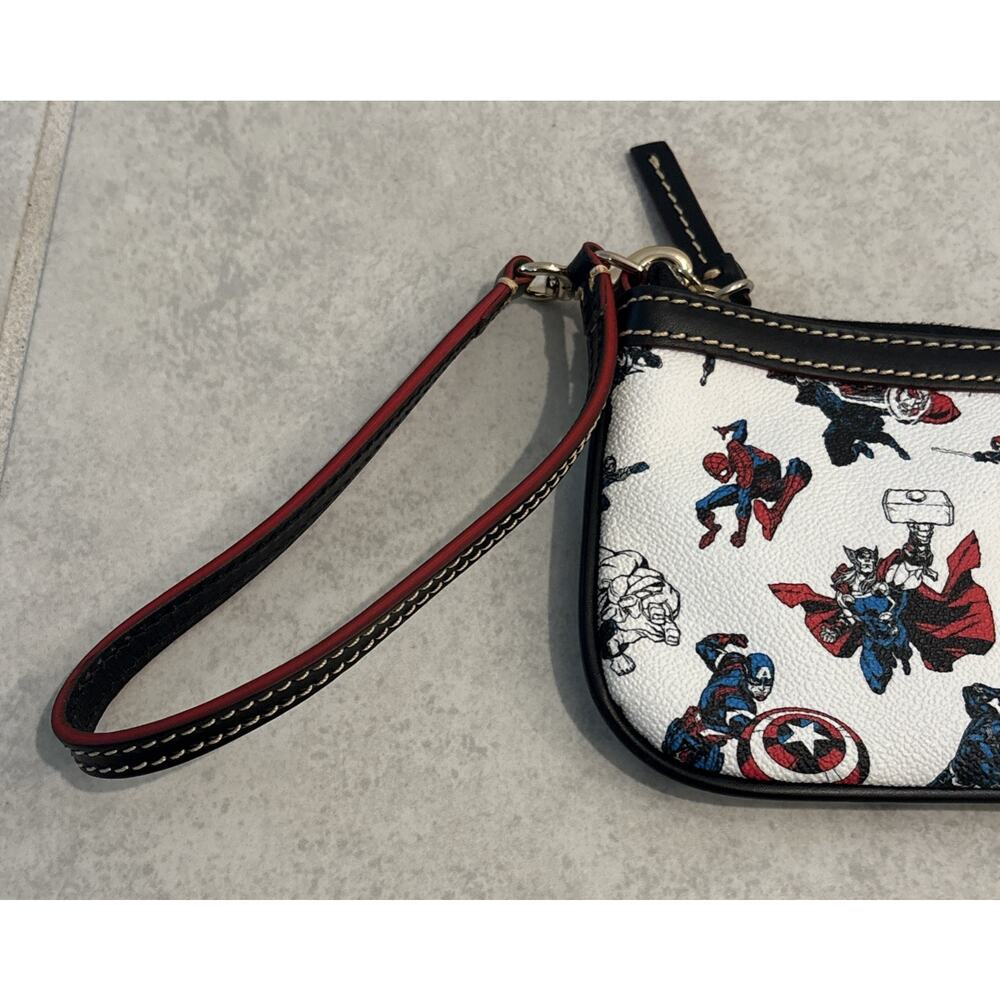 Dooney & Bourke Marvel Avengers Wristlet Clutch Bag NWT RARE - Picture 3 of 7